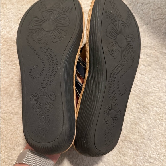 Cliffs “Cove” by WHITE MOUNTAIN Black Sandals with Bow Detail - Picture 3 of 5